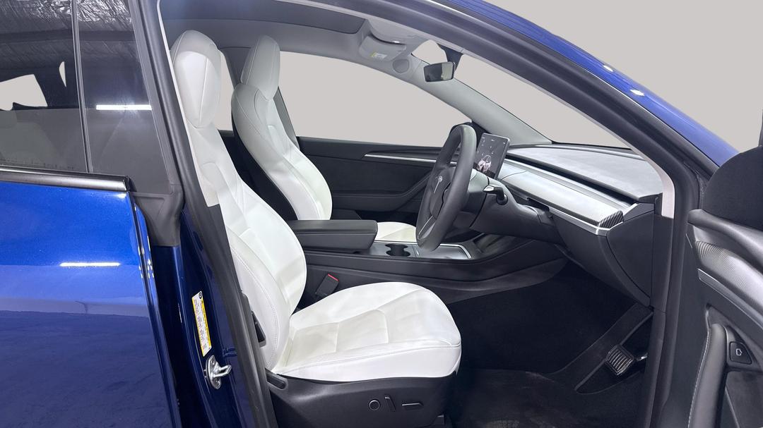2023 Tesla Model Y Rear-wheel Drive, Automatic, 21248 km, Right Side Front Door Cabin View