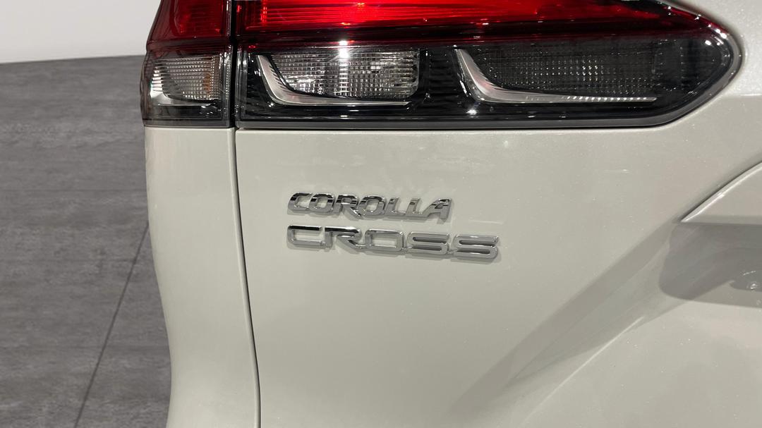 2024 Toyota Corolla Cross Atmos 2WD Hybrid, Automatic, 16977 km, Badge (Boot Left Side)
