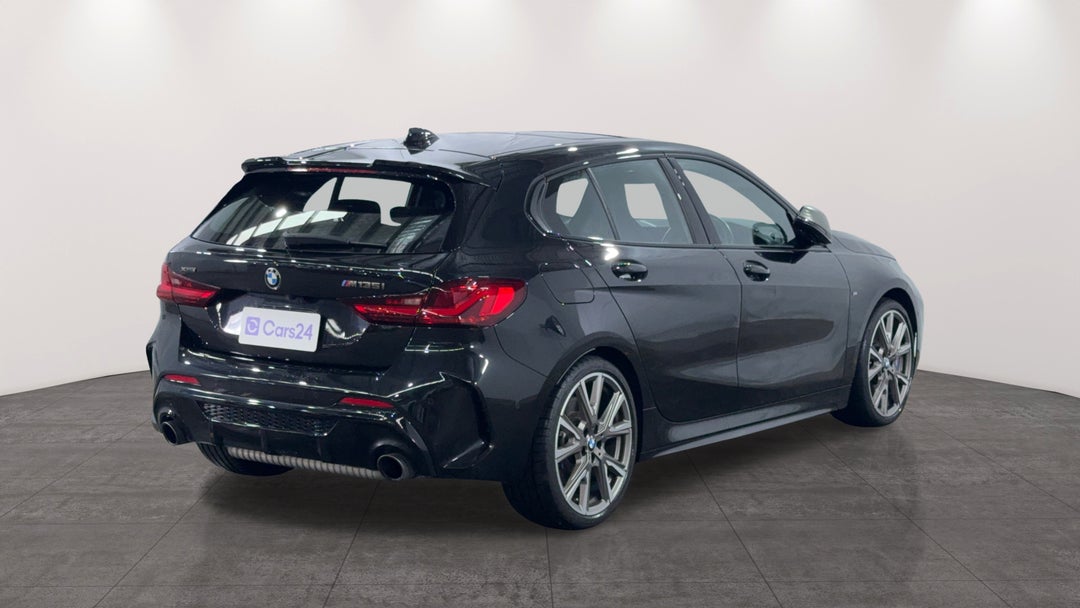 2022 BMW 1 M135i Xdrive, Automatic, 30263 km, Right Back Diagonal (45- Degree) View