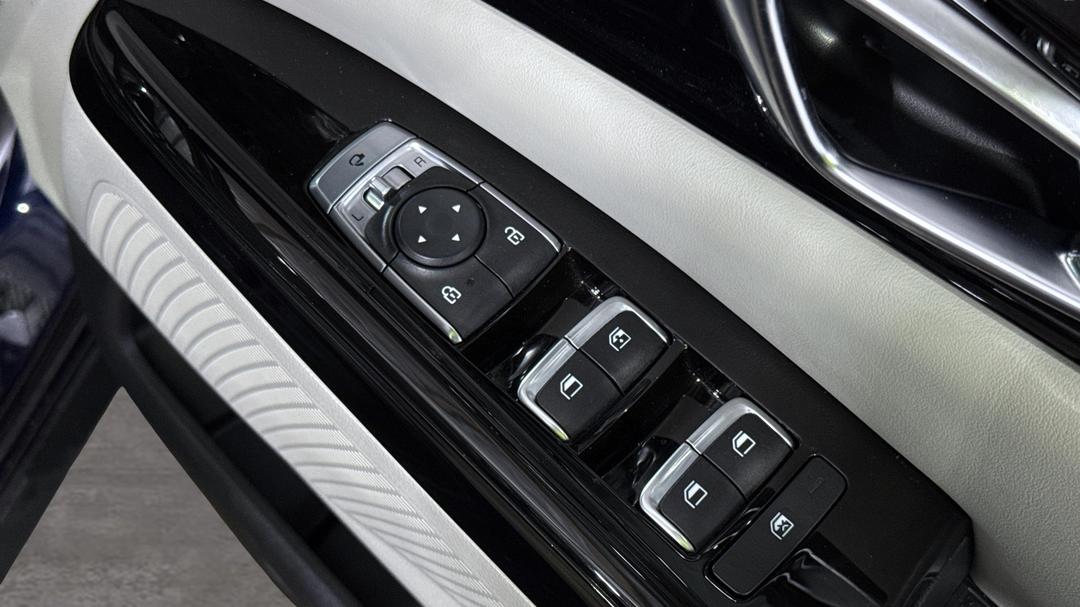 2023 Kia Carnival Special Edition, Automatic, 42096 km, Drivers Side Door Panel Controls