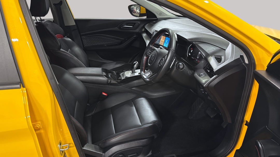 2024 MG Mg5 Essence, Automatic, 8742 km, Right Side Front Door Cabin View