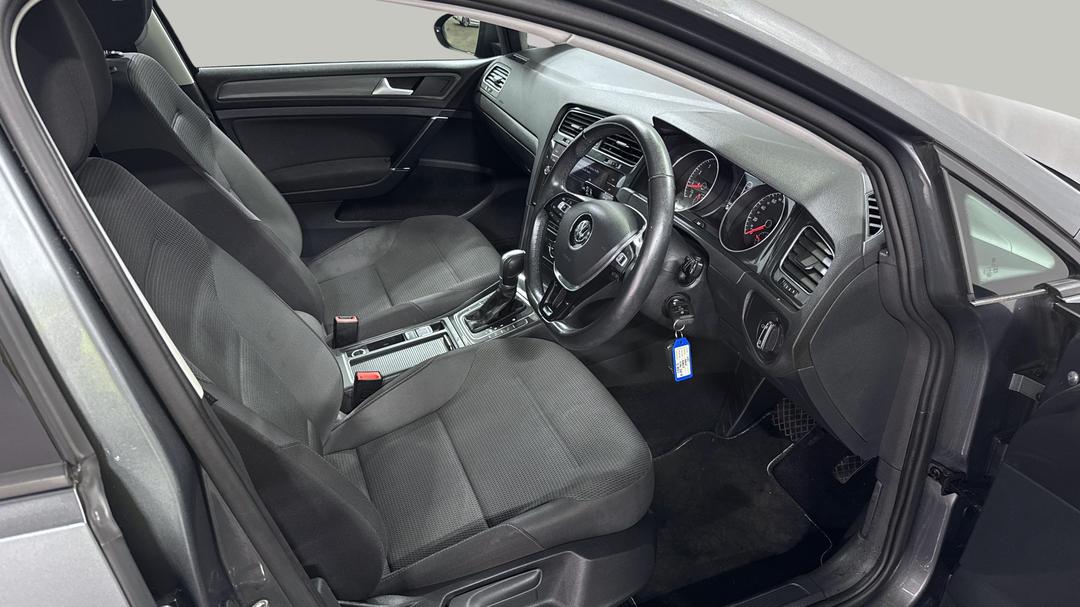 2018 Volkswagen Golf 110 Tsi Comfortline, Automatic, 53586 km, Right Side Front Door Cabin View