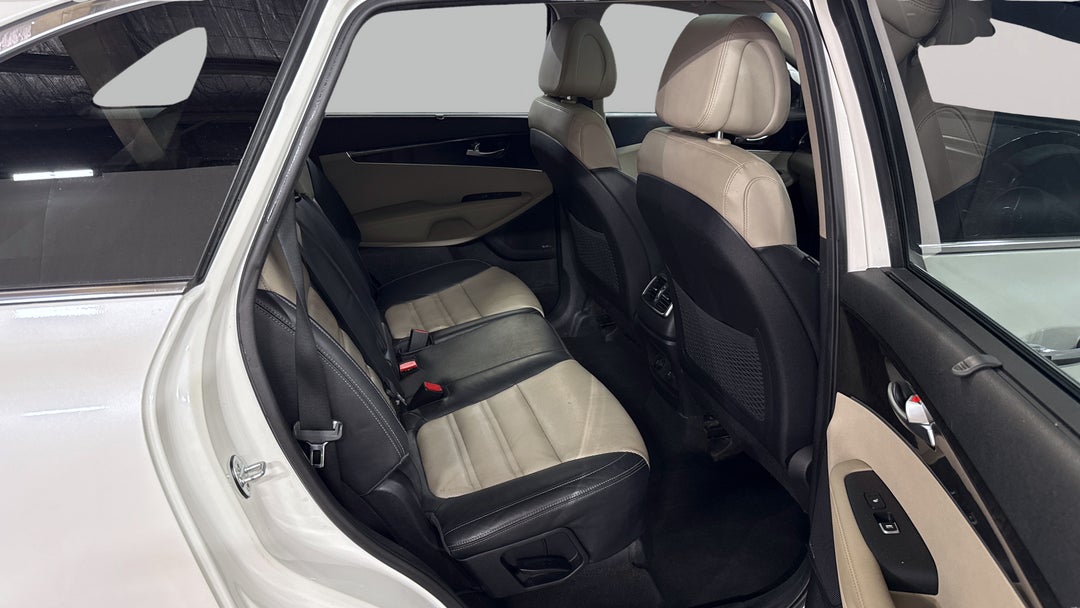 2016 Kia Sorento Platinum (4x4), Automatic, 138085 km, Right Side Rear Door Cabin View