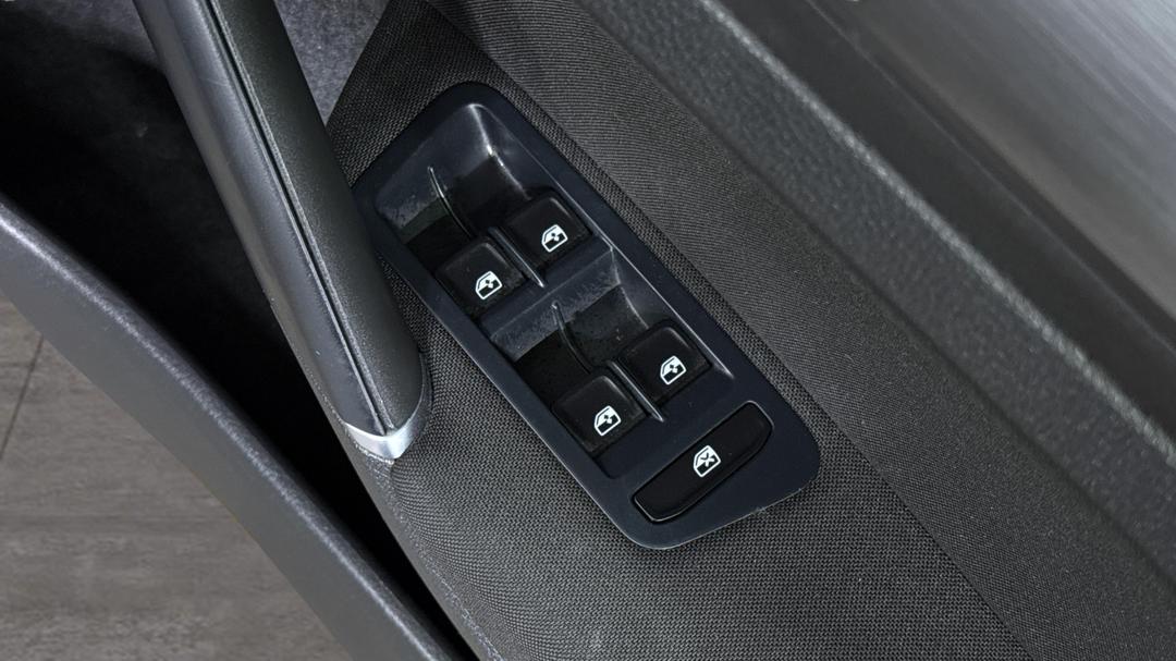 2018 Volkswagen Golf 110 Tsi Comfortline, Automatic, 53586 km, Drivers Side Door Panel Controls
