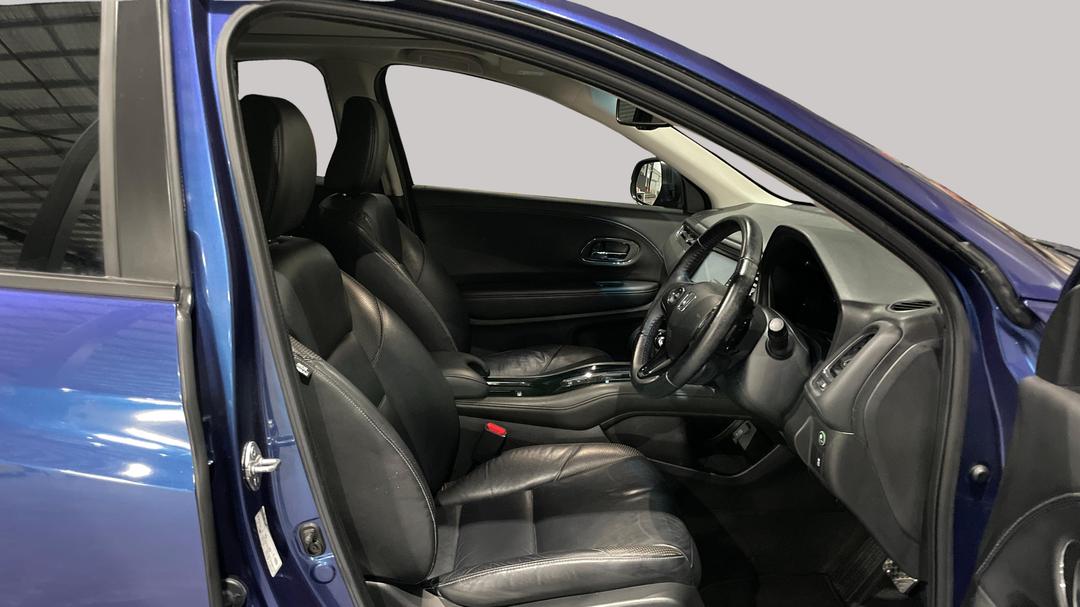 2017 Honda HR-V Vti-l, Automatic, 90918 km, Right Side Front Door Cabin View