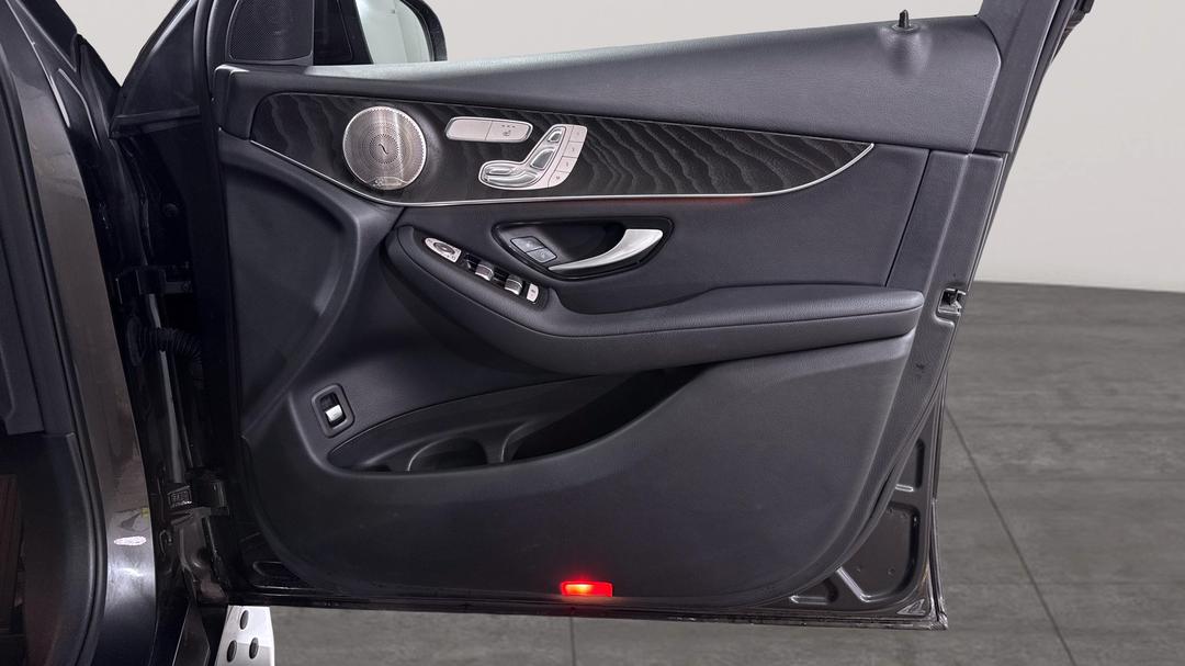 2021 Mercedes-benz GLC 200, Automatic, 46449 km, Speaker View
