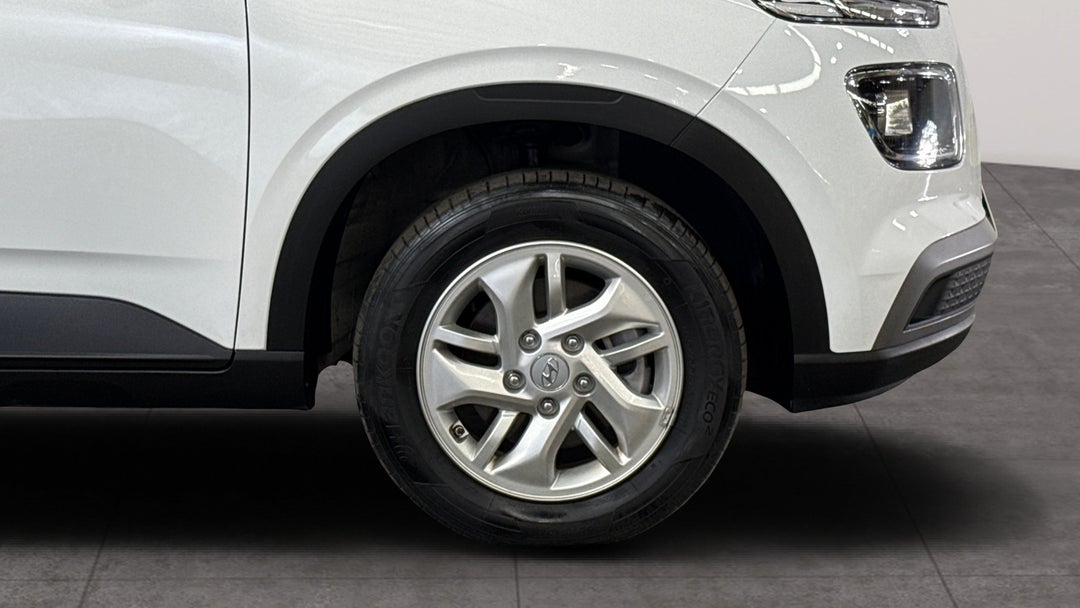 2025 Hyundai Venue Active, Automatic, 24265 km, Right Front Wheel