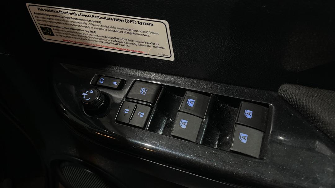 2021 Toyota Hilux Sr5 (4x4), Automatic, 56369 km, Drivers Side Door Panel Controls