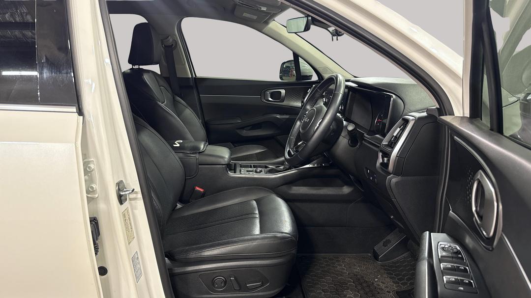 2023 Kia Sorento Sport+ 7 Seat, Automatic, 15115 km, Right Side Front Door Cabin View
