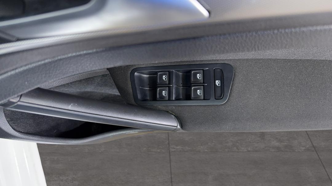 2017 Volkswagen Golf 110 Tsi Trendline, Automatic, 118407 km, Drivers Side Door Panel Controls