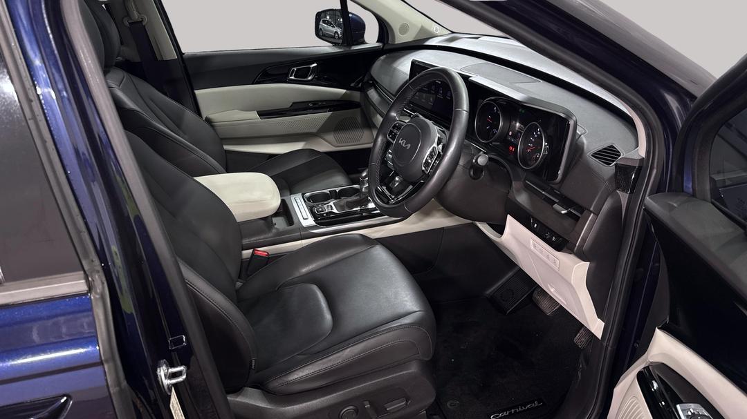 2023 Kia Carnival Special Edition, Automatic, 42096 km, Right Side Front Door Cabin View