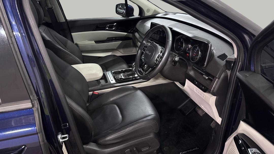2023 Kia Carnival Special Edition, Automatic, 42096 km, Right Side Front Door Cabin View