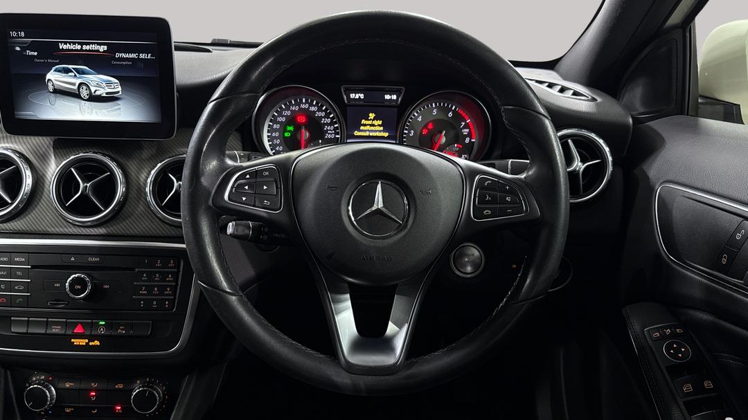 2016 Mercedes-benz GLA 180, Automatic, 90592 km, Steering Wheel Close-up
