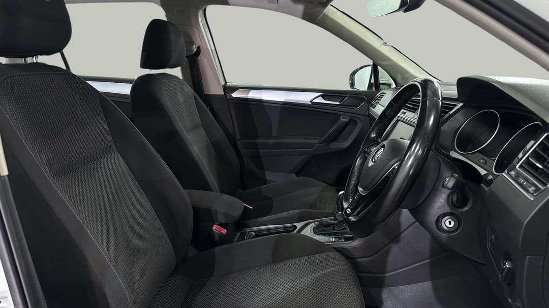 2017 Volkswagen Tiguan 110 Tsi Trendline, Automatic, 130272 km, Right Side Front Door Cabin View