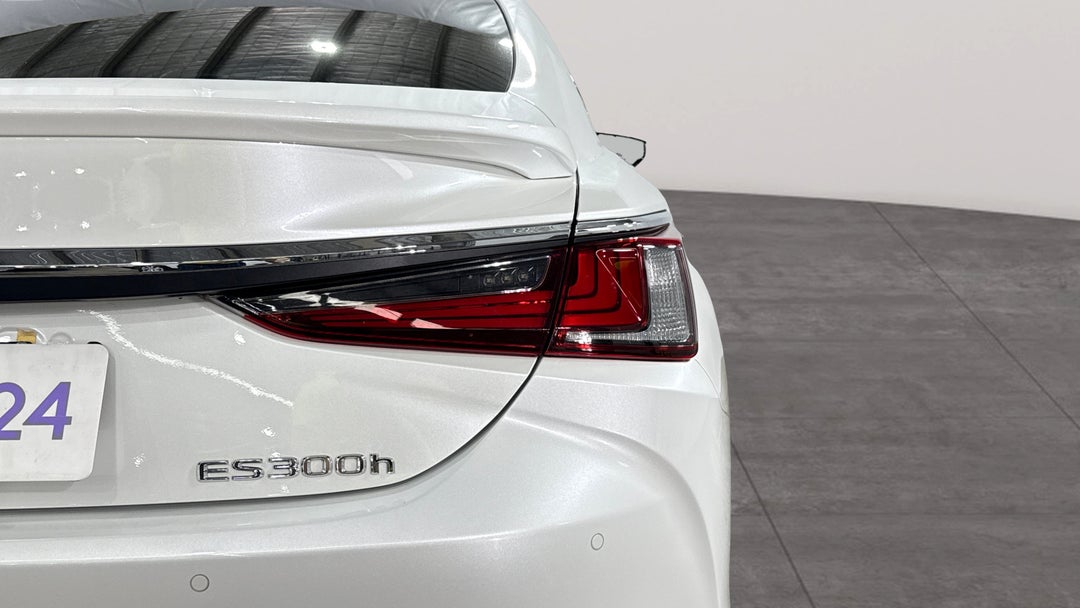 2023 Lexus Es300h Luxury (hybrid), Automatic, 15077 km, Badge (Boot Right Side)