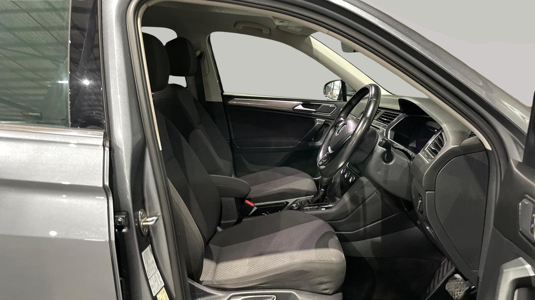2018 Volkswagen Tiguan Allspace 110 Tdi Comfortline, Automatic, 85903 km, Right Side Front Door Cabin View
