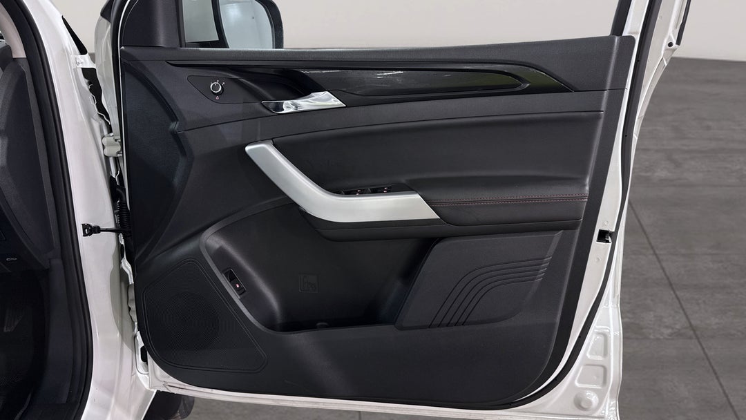 2023 LDV T60 Max Luxe (4x4), Automatic, 19206 km, Speaker View