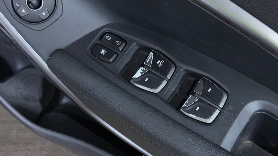 2017 Hyundai Santa Fe Active (4x4), Automatic, 107143 km, Drivers Side Door Panel Controls