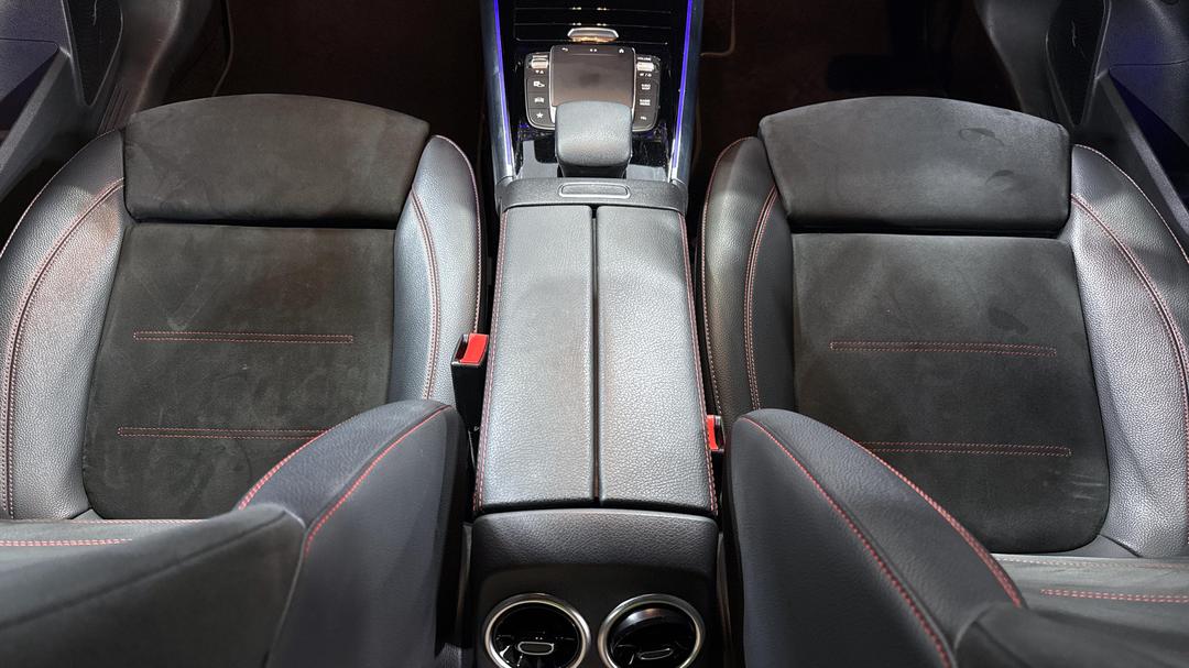 2020 Mercedes-benz GLA 200, Automatic, 72379 km, Center Console