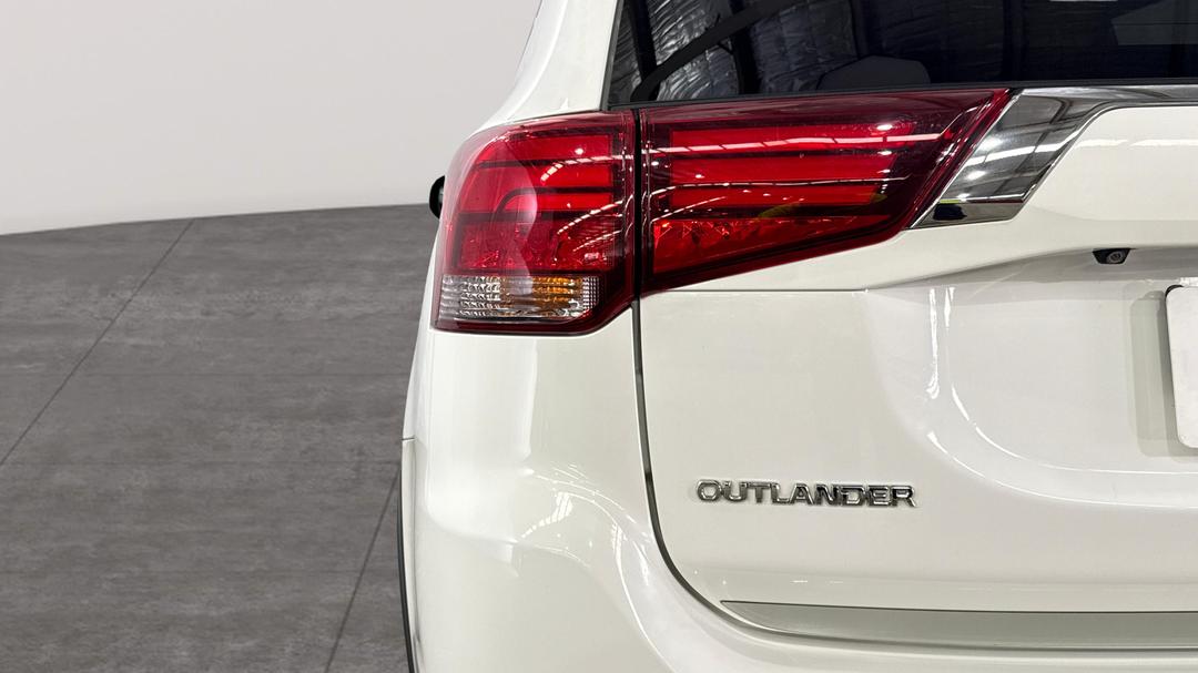 2017 Mitsubishi Outlander Ls (4x2), Automatic, 73155 km, Badge (Boot Left Side)