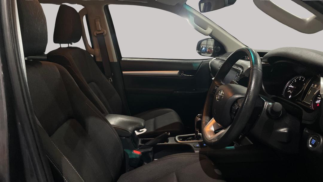 2021 Toyota Hilux Sr5 (4x4), Automatic, 56369 km, Right Side Front Door Cabin View