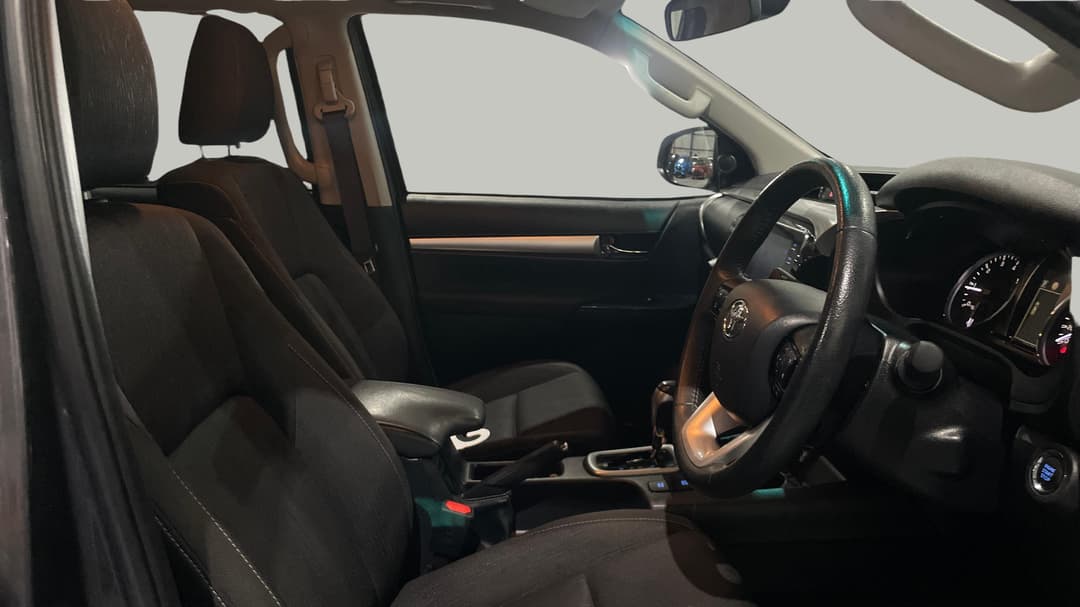 2021 Toyota Hilux Sr5 (4x4), Automatic, 56369 km, Right Side Front Door Cabin View