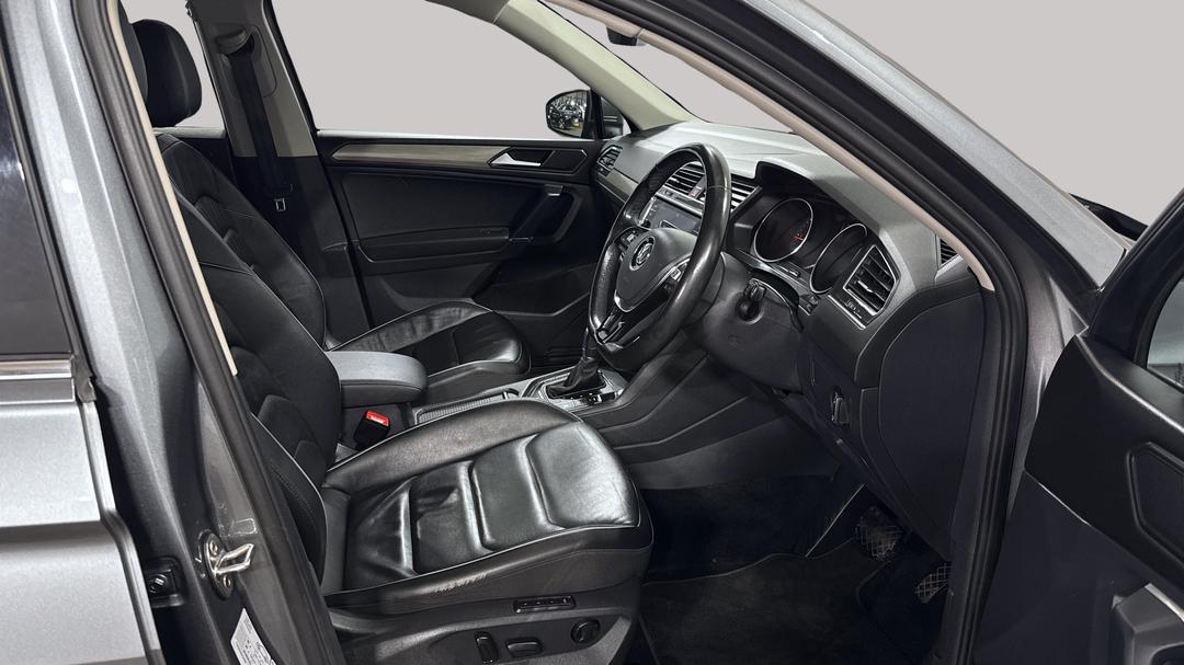 2018 Volkswagen Tiguan Allspace 110 Tdi Comfortline, Automatic, 142758 km, Right Side Front Door Cabin View