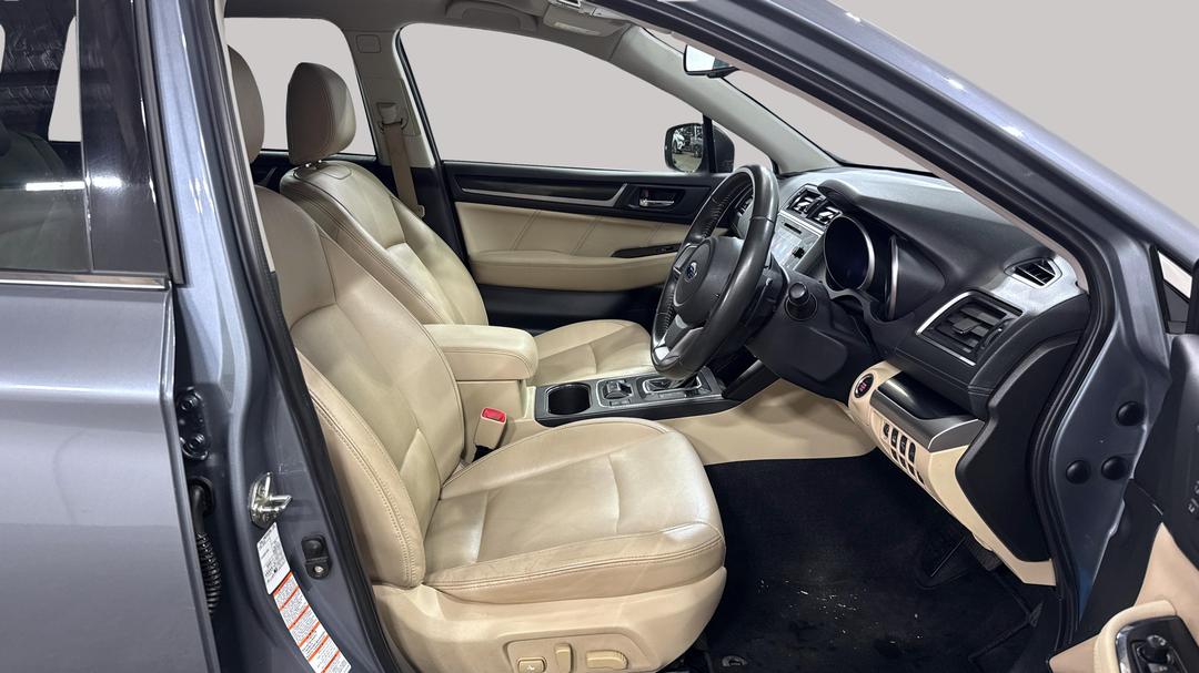 2018 Subaru Outback 2.5i Premium AWD, Automatic, 117105 km, Right Side Front Door Cabin View