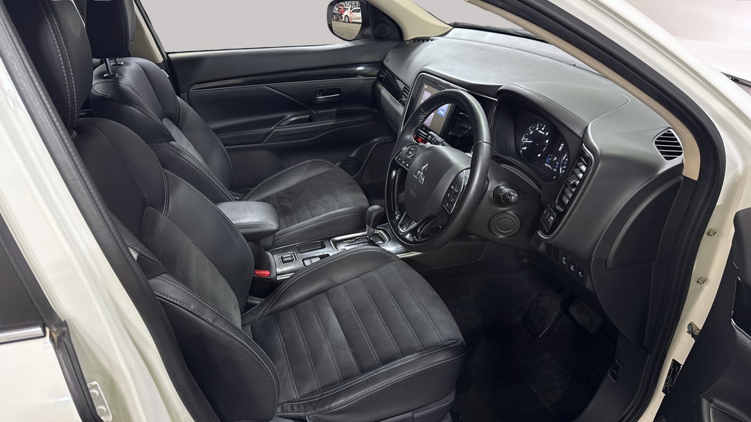 2020 Mitsubishi Outlander Ls 7 Seat (2WD), Automatic, 62579 km, Right Side Front Door Cabin View