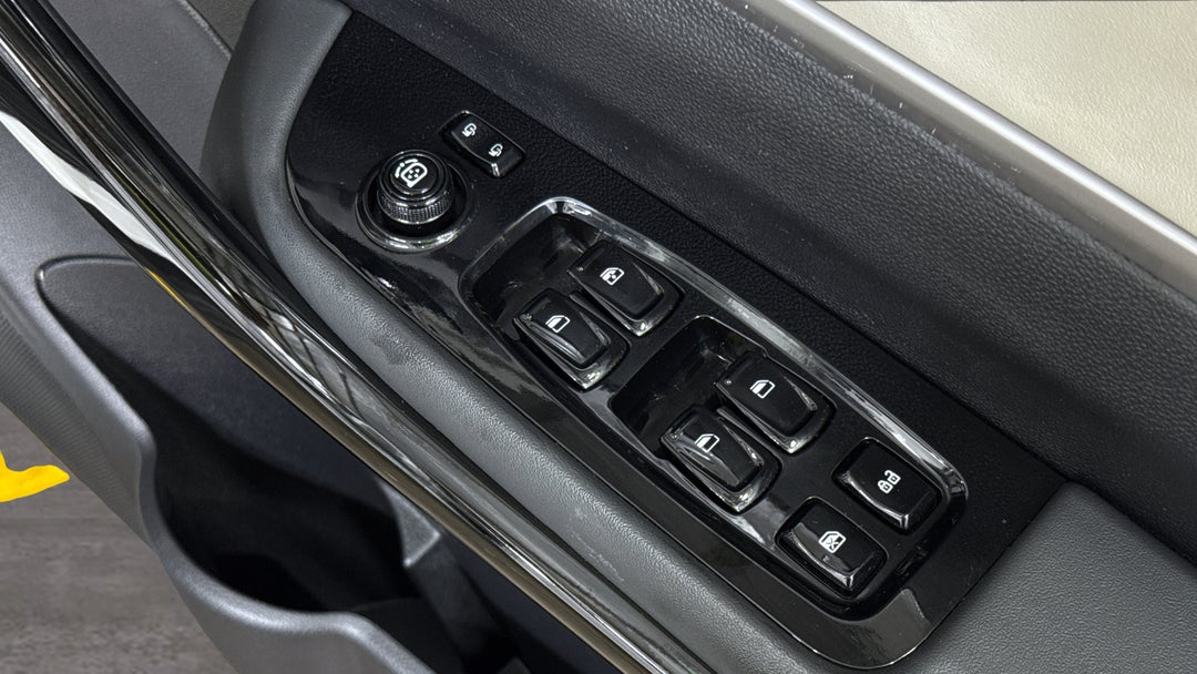 2024 Mahindra Xuv700 Ax7l, Automatic, 8513 km, Drivers Side Door Panel Controls