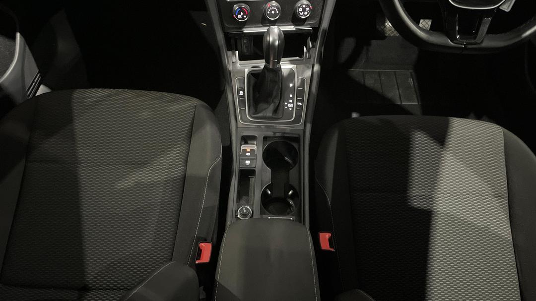 2018 Volkswagen Golf 110 Tsi Trendline, Automatic, 70000 km, Center Console