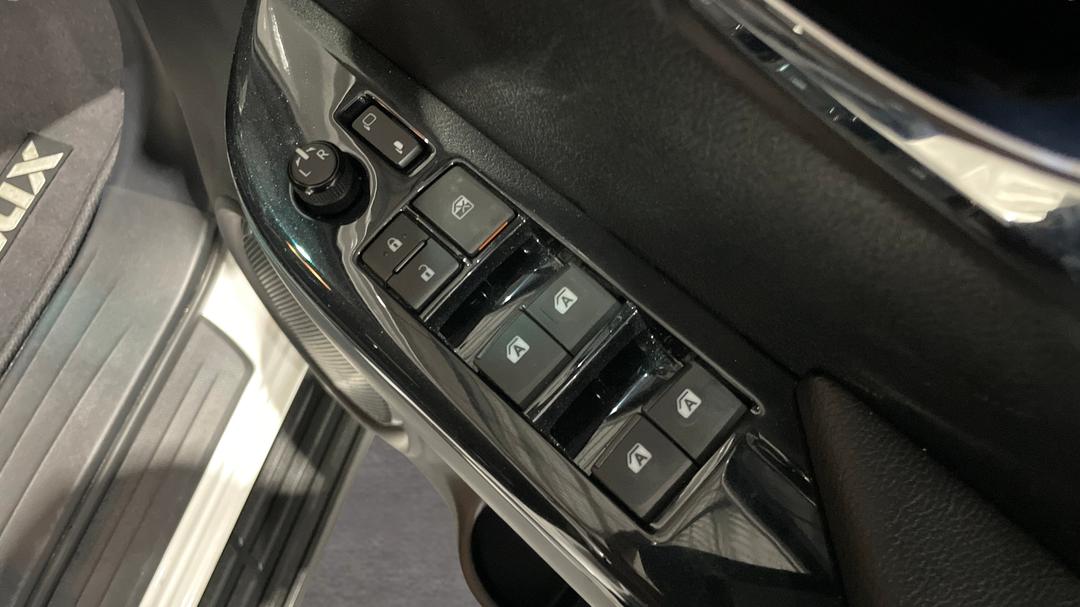 2022 Toyota Hilux Sr5 (4x4), Automatic, 31853 km, Drivers Side Door Panel Controls