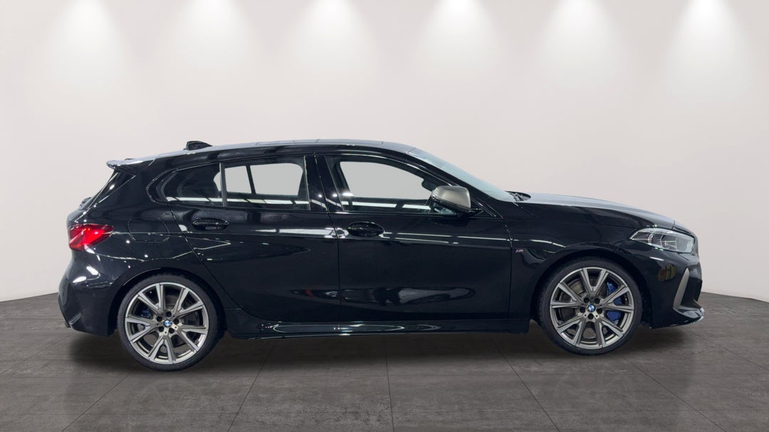 2022 BMW 1 M135i Xdrive, Automatic, 30263 km, Right Side View