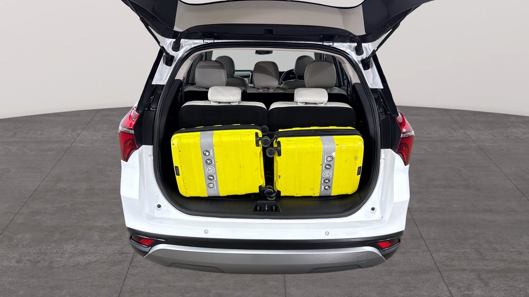 2023 Mahindra Xuv700 Ax7l, Automatic, 60220 km, Boot Inside View with Luggage