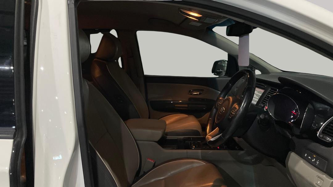 2018 Kia Carnival Platinum, Automatic, 143770 km, Right Side Front Door Cabin View