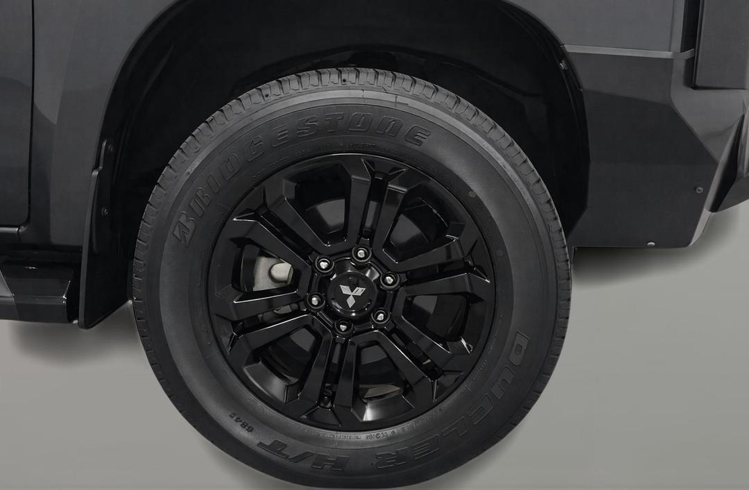 2023 Mitsubishi Triton Gsr (4x4), Automatic, 22992 km, Right Front Wheel