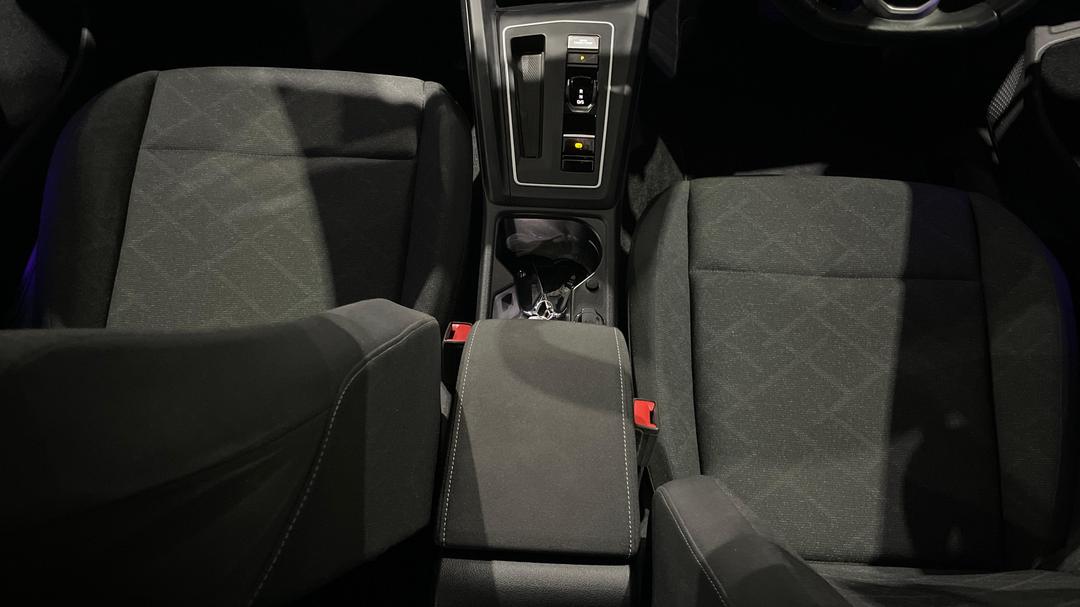 2022 Volkswagen Golf 110tsi Life, Automatic, 19346 km, Center Console