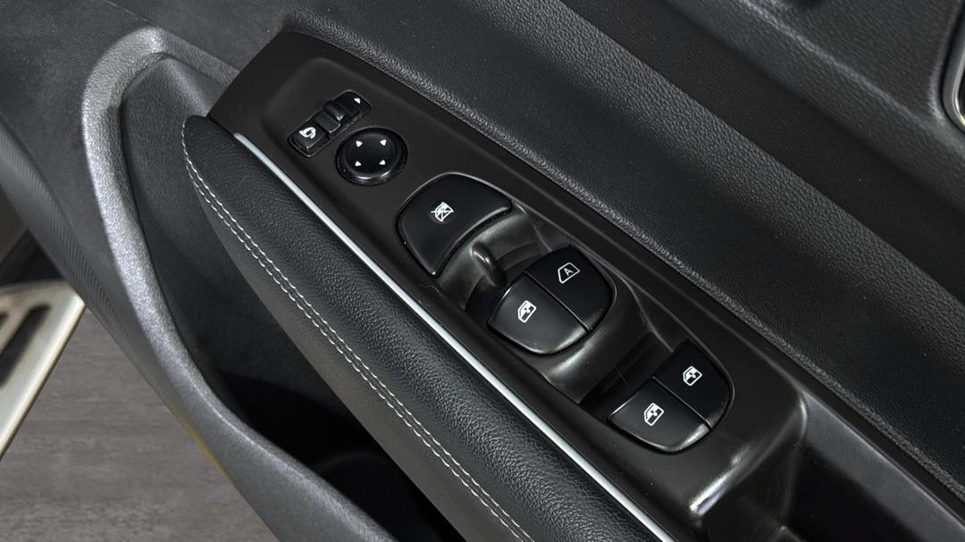 2020 Renault Koleos Black Edition, Automatic, 58444 km, Drivers Side Door Panel Controls