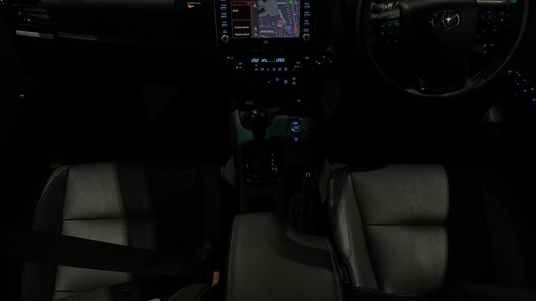 2024 Toyota Hilux Rogue 48v (4x4), Automatic, 9767 km, Center Console