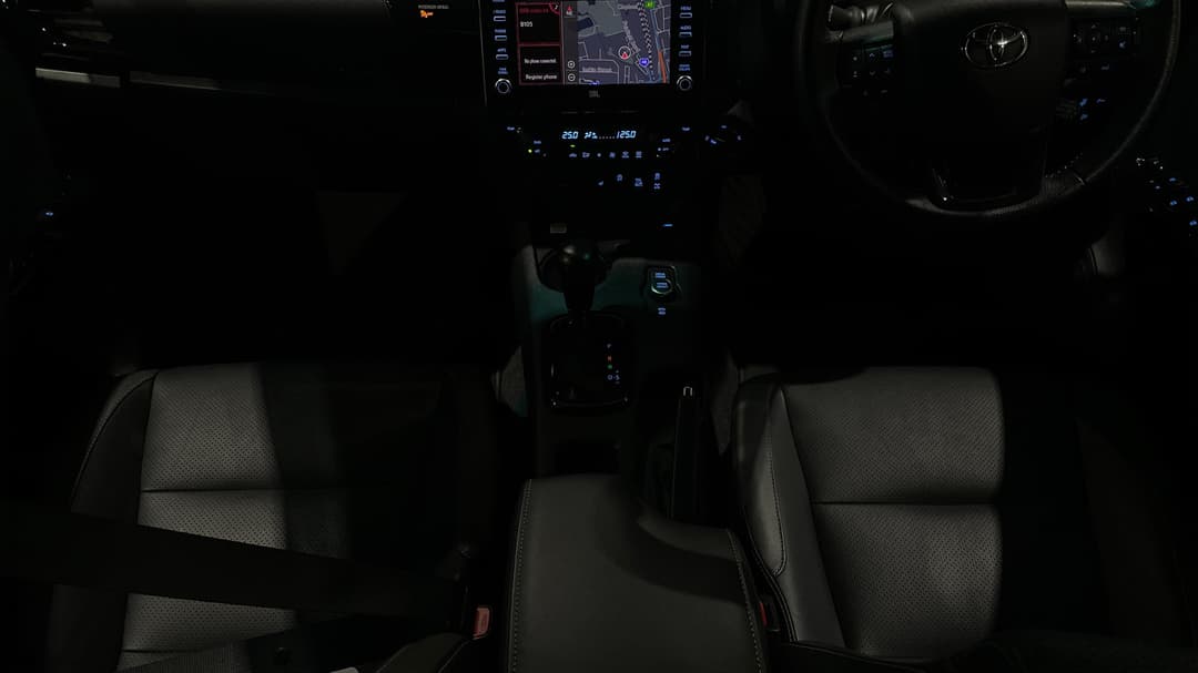 2024 Toyota Hilux Rogue 48v (4x4), Automatic, 9767 km, Center Console