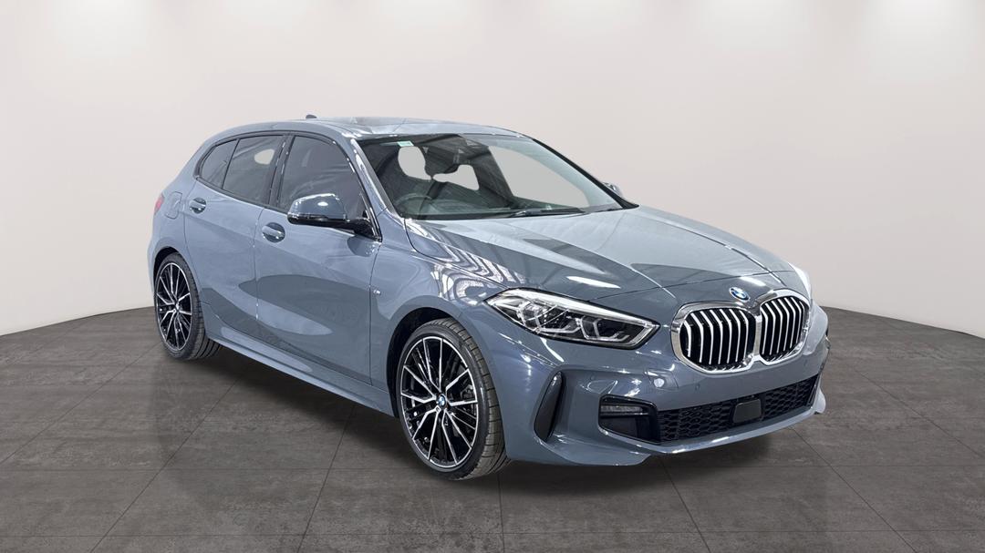 2020 BMW 1 18i M Sport, Automatic, 33680 km, Right Front Diagonal (45- Degree) View