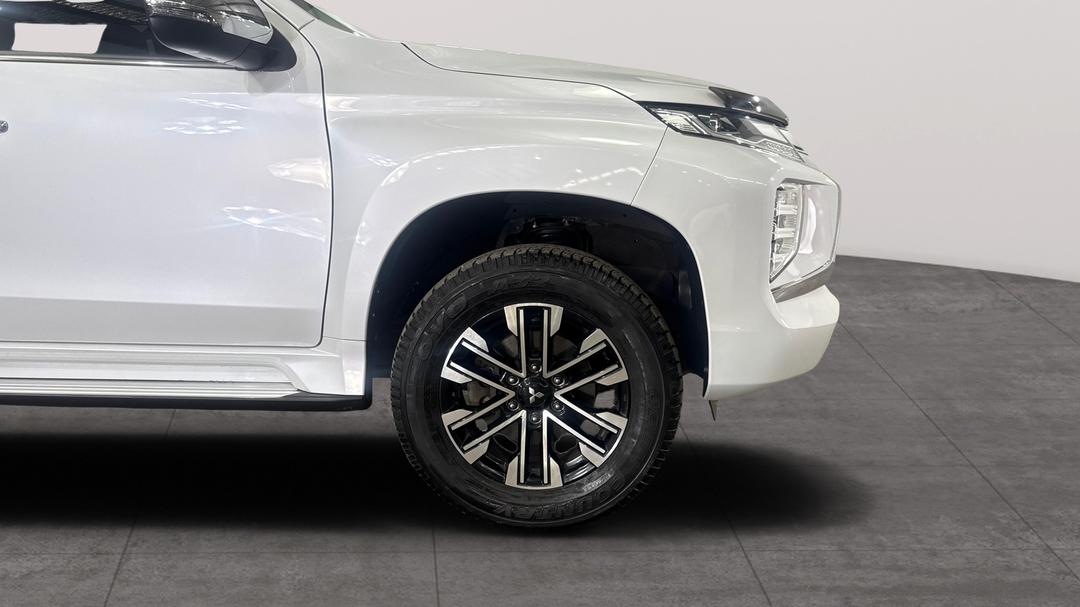 2022 Mitsubishi Pajero Sport Gls (4WD) 7 Seat, Automatic, 17746 km, Right Front Wheel