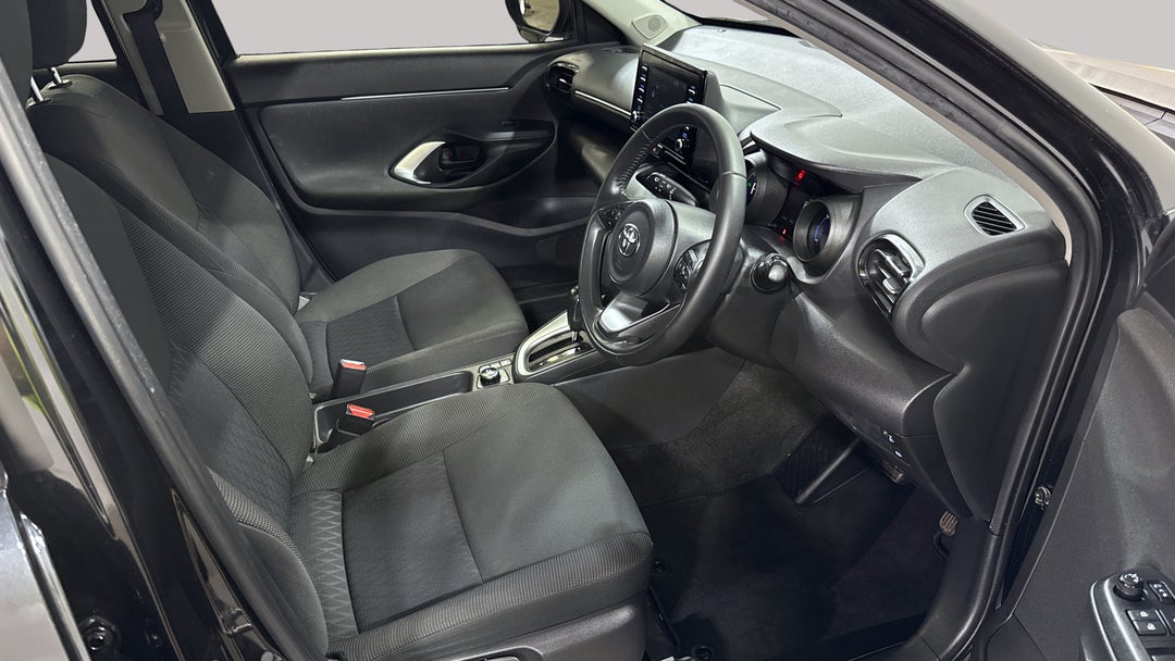 2021 Toyota Yaris Cross Gx Hybrid (AWD), Automatic, 63594 km, Right Side Front Door Cabin View