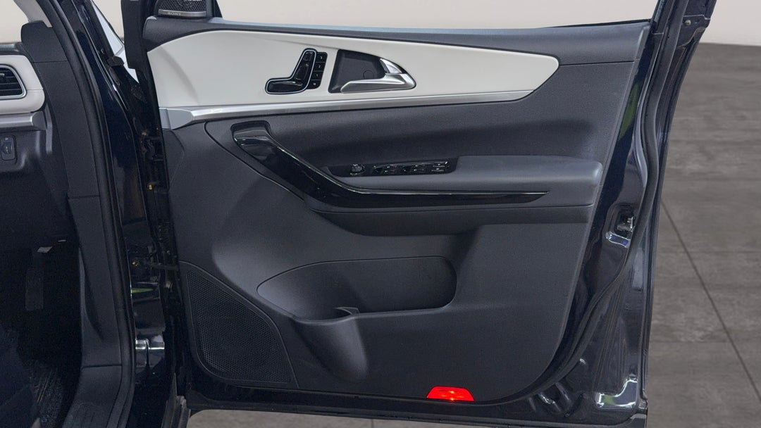 2023 Mahindra Xuv700 Ax7l, Automatic, 20601 km, Speaker View