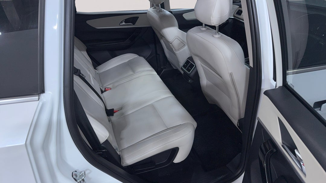 2024 Mahindra Xuv700 Ax7l, Automatic, 14683 km, Right Side Rear Door Cabin View