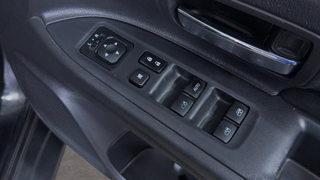 2016 Mitsubishi Outlander Ls (4x2), Automatic, 146446 km, Drivers Side Door Panel Controls