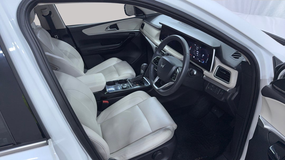2024 Mahindra Xuv700 Ax7l, Automatic, 14683 km, Right Side Front Door Cabin View