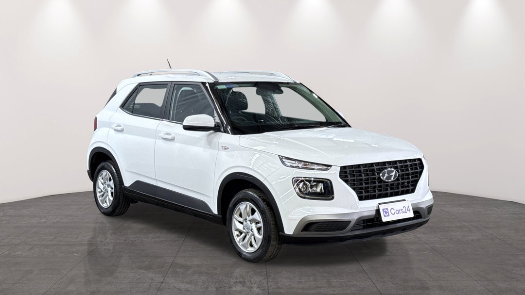 2025 Hyundai Venue Active, Automatic, 24265 km, Right Front Diagonal (45- Degree) View