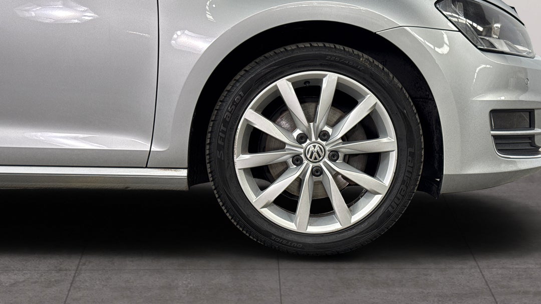 2013 Volkswagen Golf 103 Tsi Highline, Automatic, 108499 km, Right Front Wheel