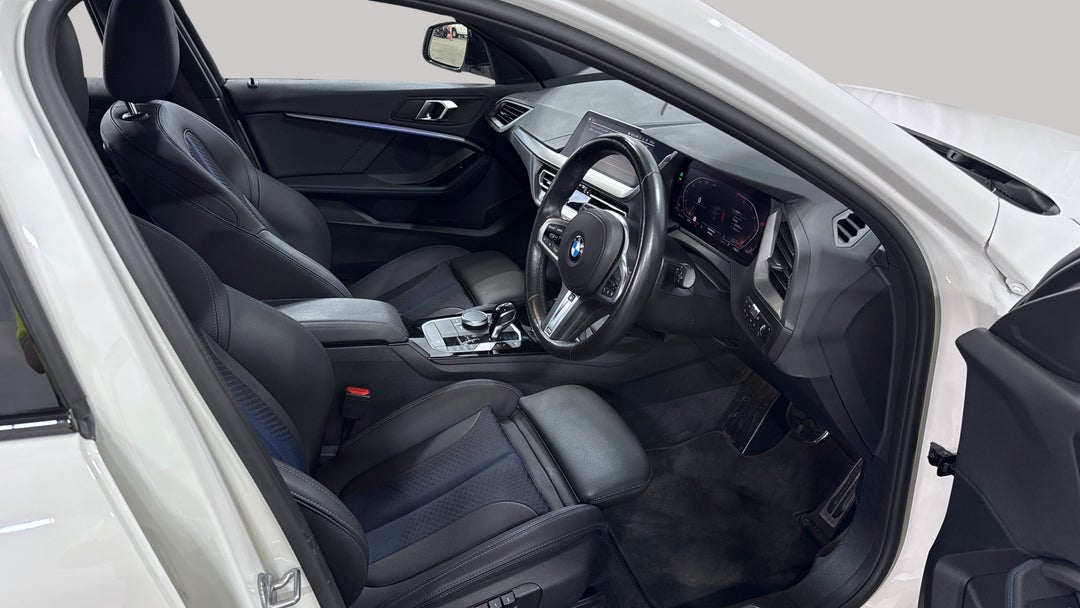 2023 BMW 1 18i M Sport, Automatic, 22449 km, Right Side Front Door Cabin View